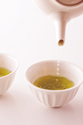 4.茶碗にお茶を注ぐ。最後の一滴まで出し切る。